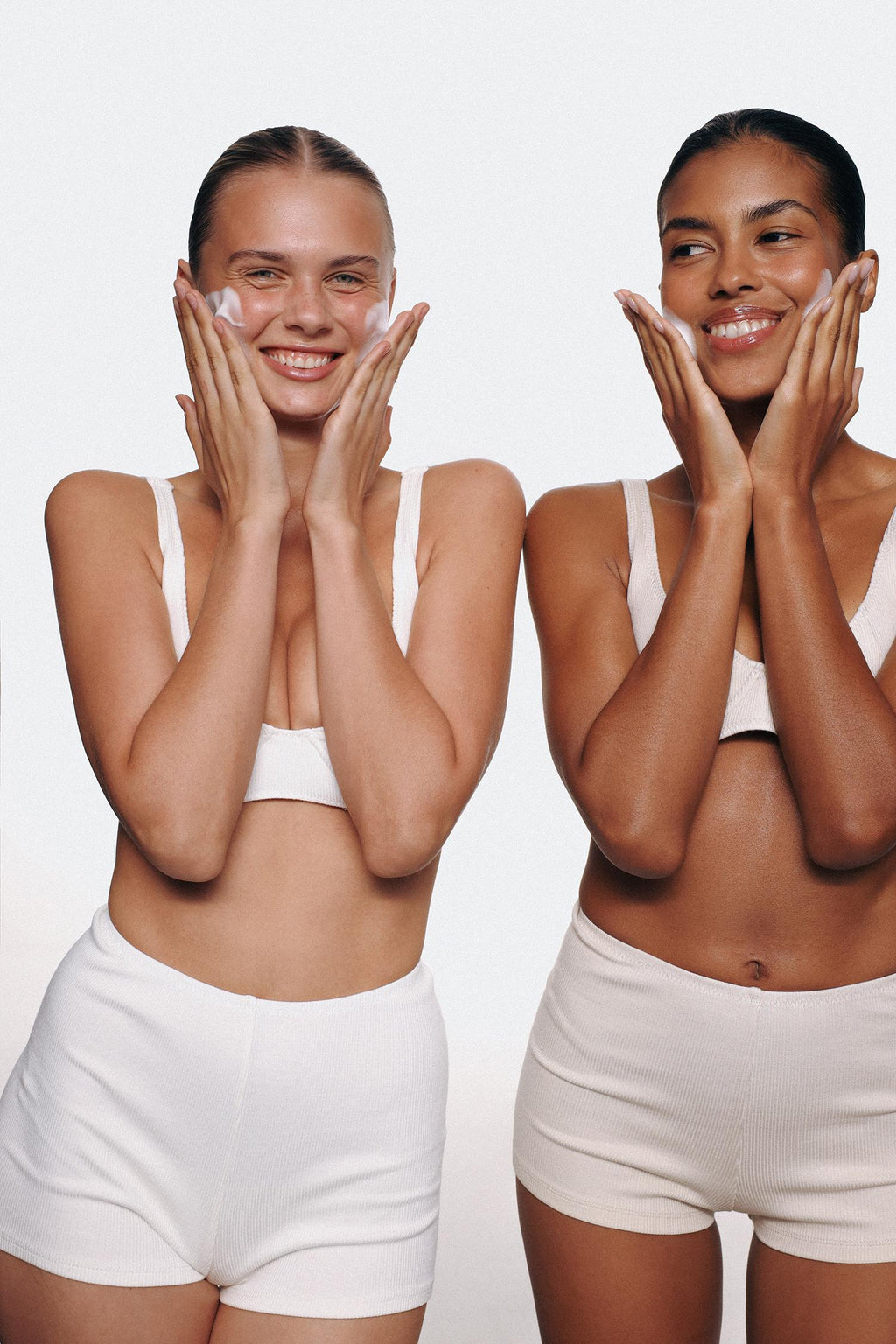 CLEANSING FOAM з трояндовою водою, фіалкою та вітамінним доглядом