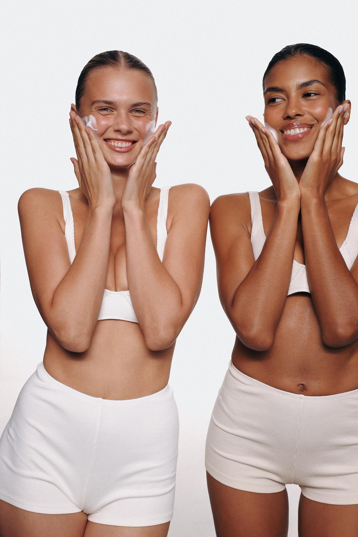 CLEANSING FOAM з трояндовою водою, фіалкою та вітамінним доглядом