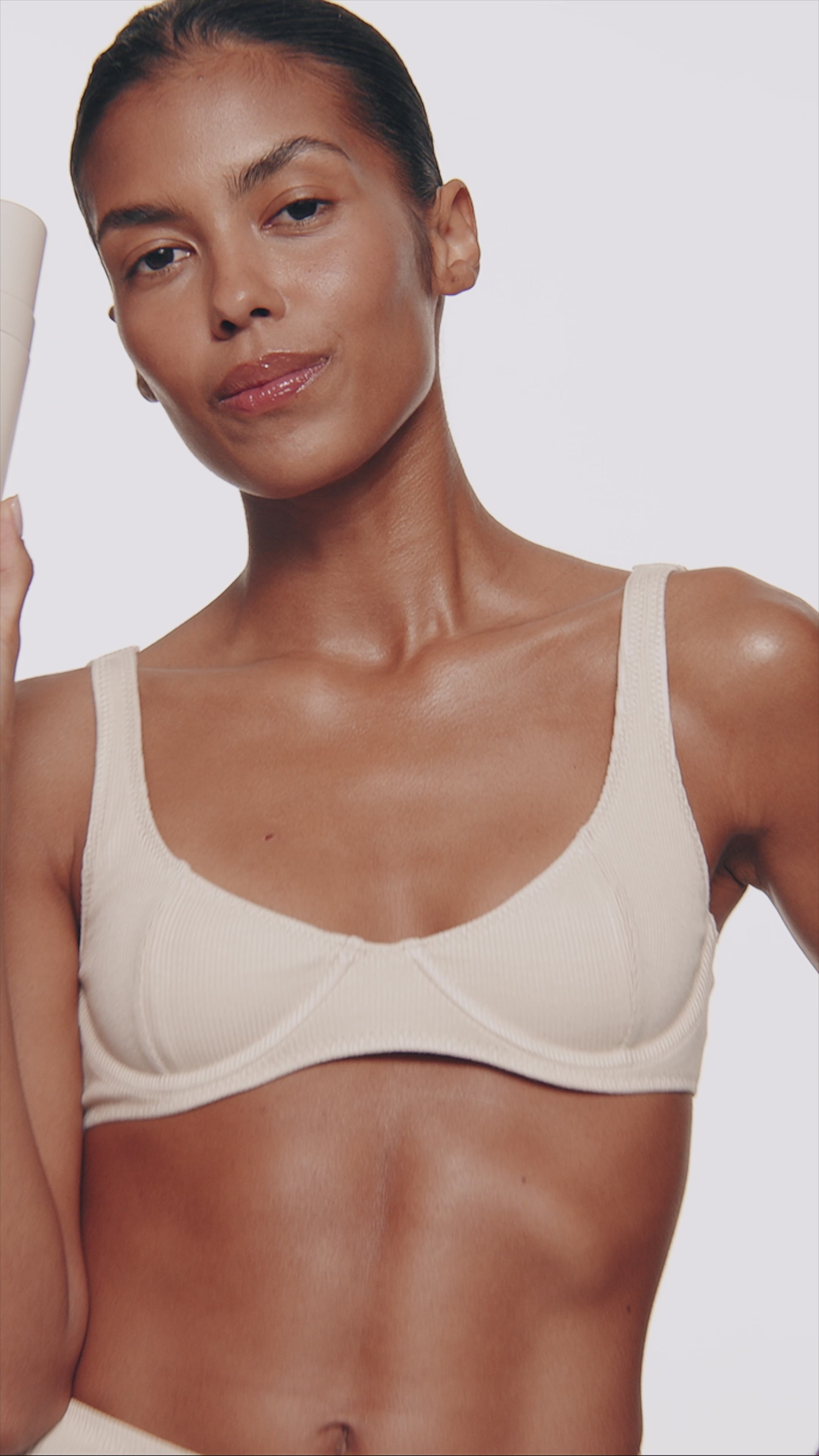 CLEANSING FOAM з трояндовою водою, фіалкою та вітамінним доглядом